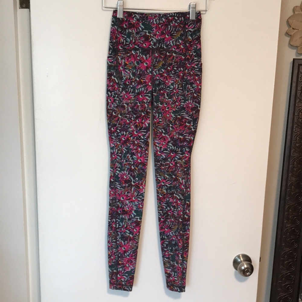 Like New LuluLemon Leggings - Picture 2 of 8